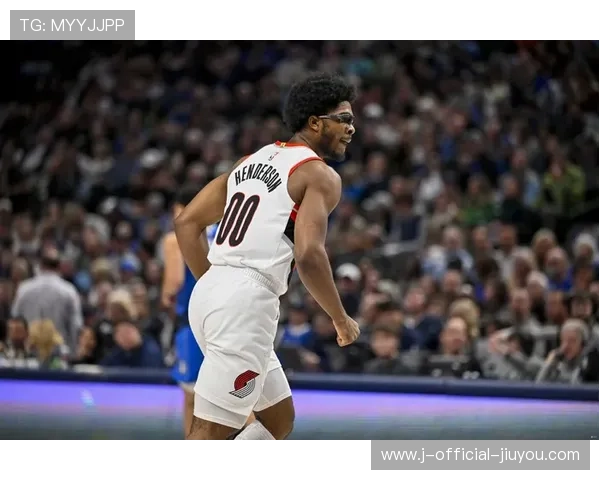 开拓者斯科特·亨德森突破造犯规